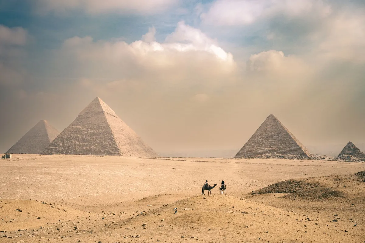 Pyramides de Gizeh dans le désert — photo : Hayriyenur / Pexels
