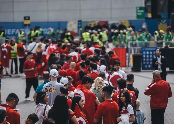Déplacements de supporters — photo : Omar Ramadan / Pexels